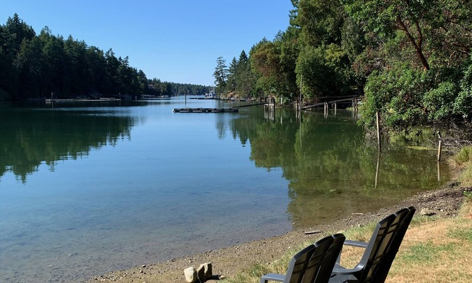 Sturdies Bay Cottage | Indulge in Your Ideal Waterfront Escape with Spa & Ocean Views