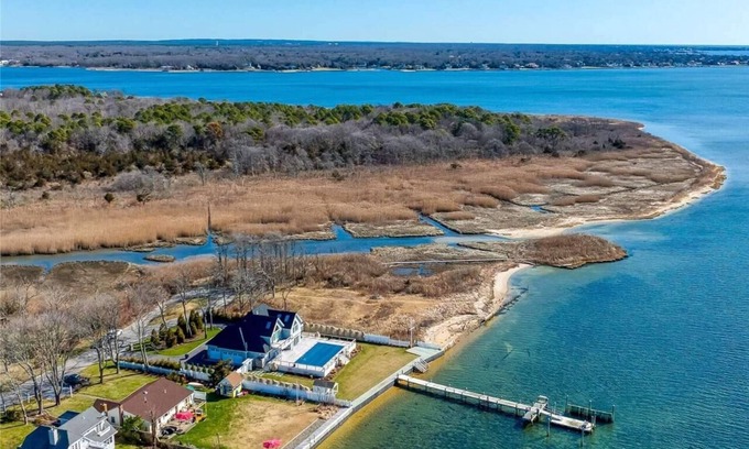 East Moriches Cottage | Cozy Waterfront Cottage Steps from Cupsogue Beach