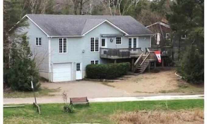Port Franks House | Waterside Cottage: Steps from Port Franks Private Beach