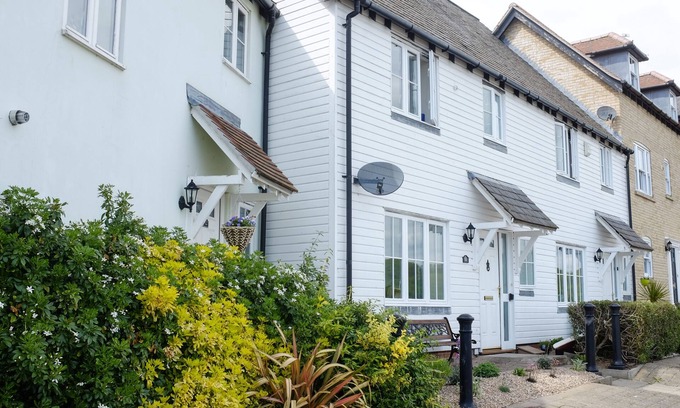 Rowhedge Cottage | Charming Waterfront Cottage in Rowhedge - Guest Rated 9.8