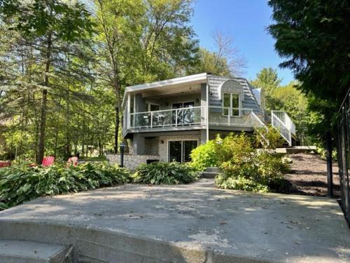 Washago House | Idyllic Waterfront Cottage in Muskoka - Pet Friendly Retreat
