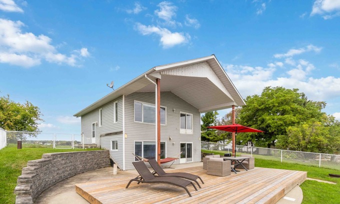 Edwardsburgh/Cardinal House | Modern House Retreat on St. Lawrence River - Guest Rated 9.8