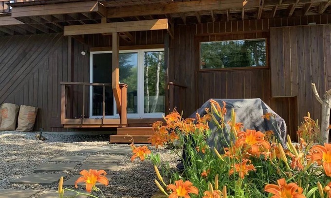 Lagoon City Cottage | Scenic Waterfront Cottage with Private Beach in Lagoon City