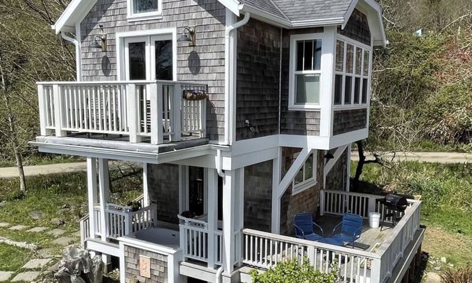 Ilwaco Cottage | Waterfront Cottage With Outdoor Soaking Tub and Private Pier