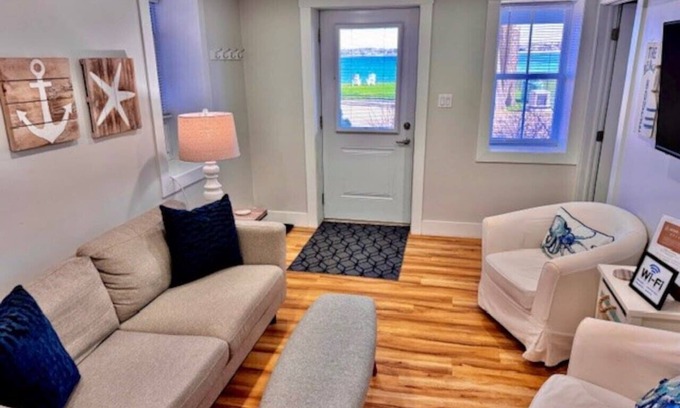 Queens Square Condo | Waterfront Cozy 1 Bedroom Condo Downtown Ch'town