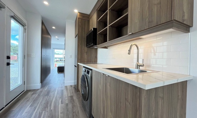 Bedford Cabin | Waterfront Cozy Cabin! 10 Minutes to Downtown Halifax