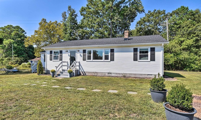Deltaville Cottage | Waterfront Deltaville Cottage w/Fire Pit!