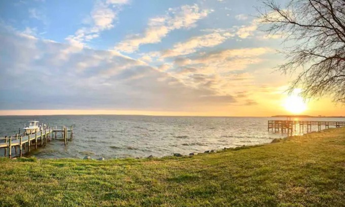Mount Holly Villa | Waterfront+Dock+Beach+Kayak+Paddleboards+Arcade Console Table+Fire pit