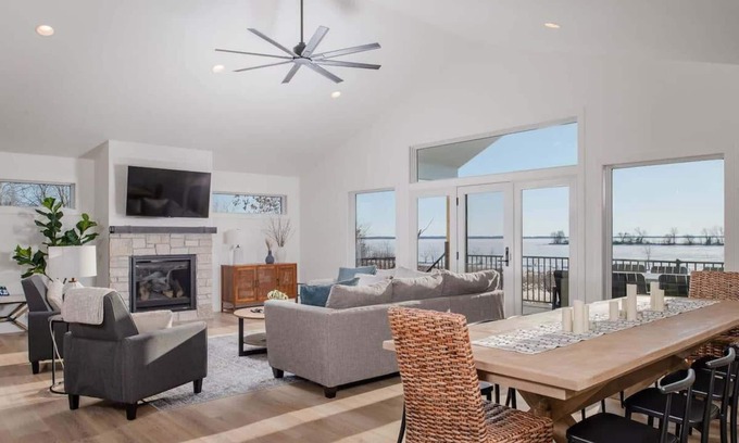 Larsen House | Relaxing Lakeside Getaway at Sunset Retreat Vacation Home