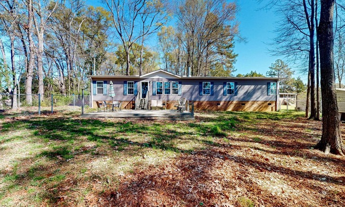 Saluda House | Waterfront Dog-Friendly Retreat on Lake Murray with Kayaks