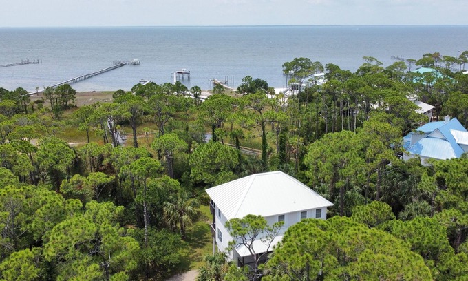 Plantation Cottage | Discover Tarpon Lookout: Ocean View & Kid-Friendly Retreat