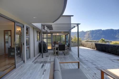 Lake Okareka House | Cozy Waterfront Escape with Breakfast & Family-Friendly Amenities