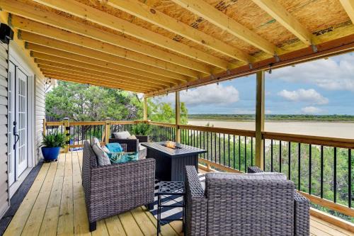 Dennis House | Idyllic Texas Retreat with Lake Granbury Views & Pet-Friendly!