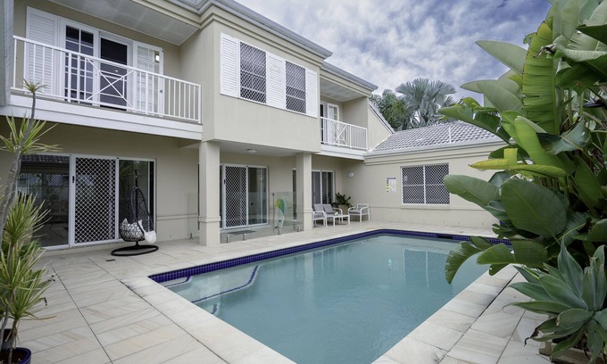 Broadbeach Waters House | Lakefront Family Retreat with Private Pool & Kayaks
