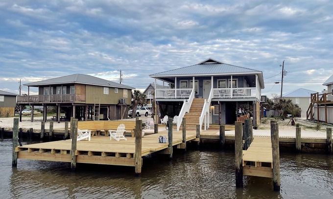 Royal Lagoons House | Waterfront Retreat: Kayak, Swim, and Enjoy Breathtaking Sunsets!