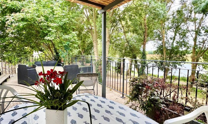 Ecouflant House | Inviting Waterfront House with Spa & Family-Friendly Amenities
