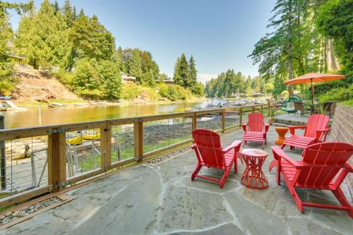 East Olympia House | Waterfront Gem on Lake Saint Clair with Private Deck