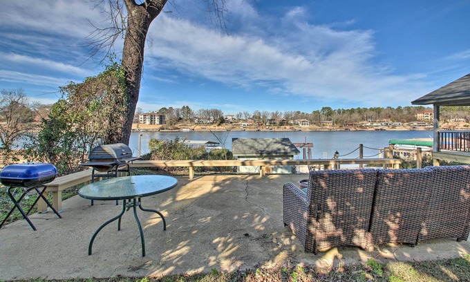 Lake Hamilton Cottage | Picturesque Waterfront Getaway with Dock on Lake Hamilton
