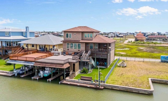 Port O Connor House | GUMINA PARADISE: Waterfront Gem with Ocean Views