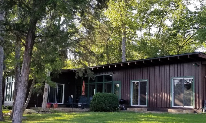 Guntersville House | Premier Waterfront Getaway in Guntersville with Spa & Lake View