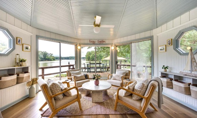 Ophelia House | Idyllic Heathsville Cottage with Dock & Inviting Hot Tub