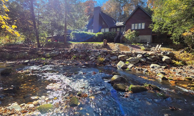 Cresco House | Idyllic Lodge at Paradise Creek: Nature, Spa & Family Fun