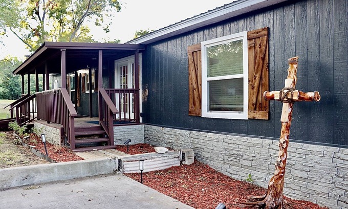 Wills Point House | Renovated Waterfront Retreat with Dock & Pool Access