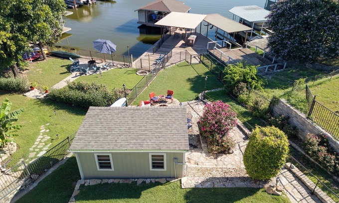 Granbury House | Lakefront Retreat at Granbury Cove with Spa & Breakfast