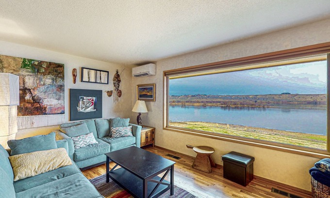 Richland House | Serene Columbia River Waterfront Home with Pool & Spa