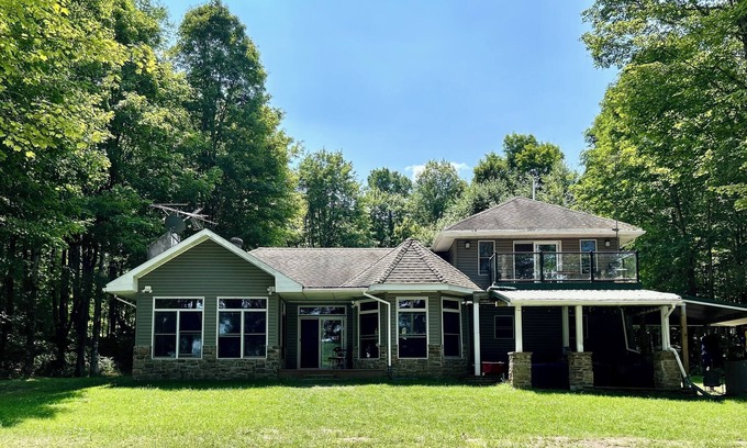 Redfield House | Inviting Waterfront Summer Home at Salmon Reservoir