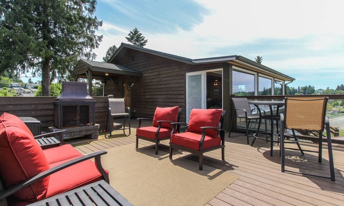 Freeland House | Idyllic Waterfront Home with Ocean Views and Outdoor Dining