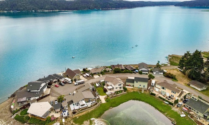 Belfair House | Waterfront Retreat: Private Beach, Kayaks & Family Friendly
