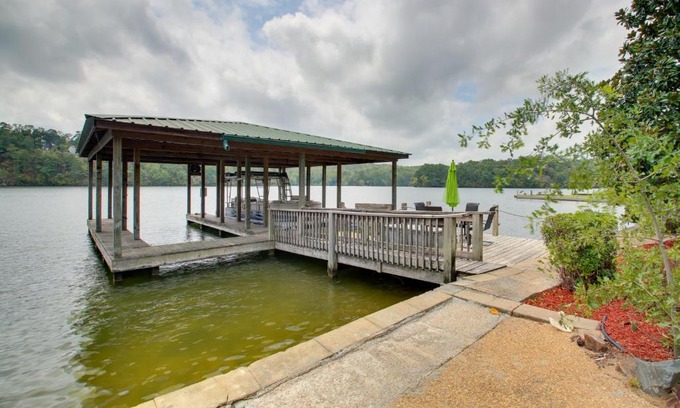 Mid America House | Cozy Waterfront Hot Springs Home Near National Park