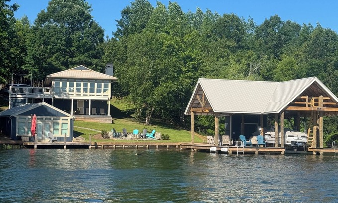 Dadeville House | Lakefront Guest House on Lake Martin with Pool & Breakfast