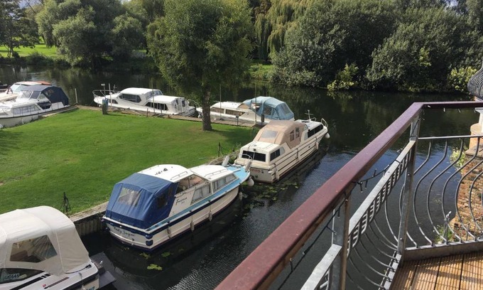 St Neots House | Idyllic Waterfront House in St Neots with Family-Friendly Amenities