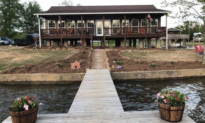 Centre House | Waterfront Retreat at Weiss Lake with Pool and Ocean Views