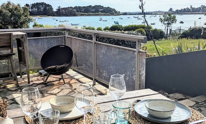 Sene House | Scenic Waterfront House with Breathtaking Sea View