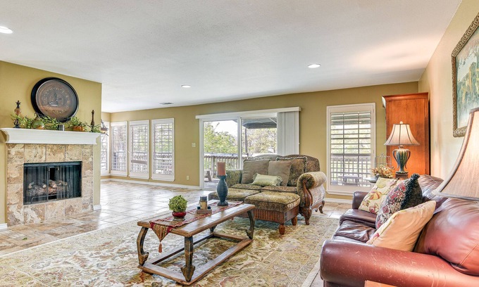 Nassau Bay House | Lake View Houston Retreat: Steps from Space Center!