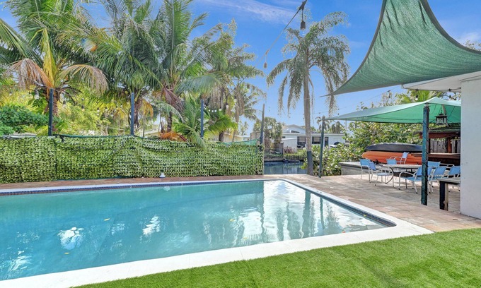 Ojus House | Beautiful Casa Waterfront: Villa with Pool & Beach Access