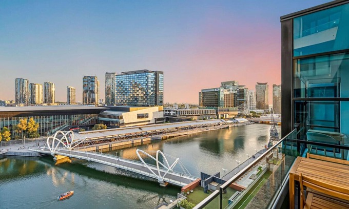 Docklands Apartment | Waterfront in Docklands Walk to Crown & Marvel