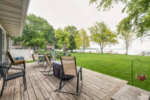 Elwood House | Scenic Johnson Lake Retreat with Kayaks and Grilling Options
