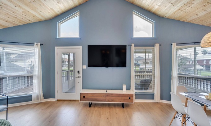 Barataria House | Waterfront King Suite with Hot Tub & Pet-Friendly Access