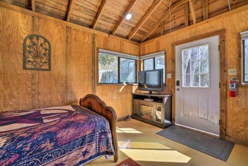 New Braunfels Apartment | Lake Dunlap Studio Cabin: Dockside Retreat with 9/10 Rating