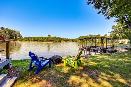 Royal House | Idyllic Lake Hamilton Vacation Home with Dock & Family-Friendly