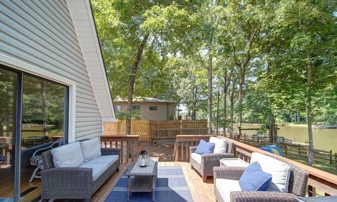 Southmont Cottage | Waterfront! Lake it Easy on High Rock Lake, Kayaks