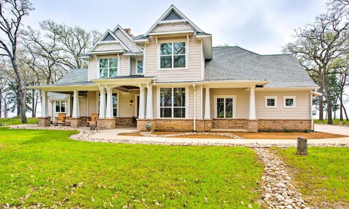 Quinlan House | Charming Waterfront Retreat at Lake Tawakoni with Fire Pit