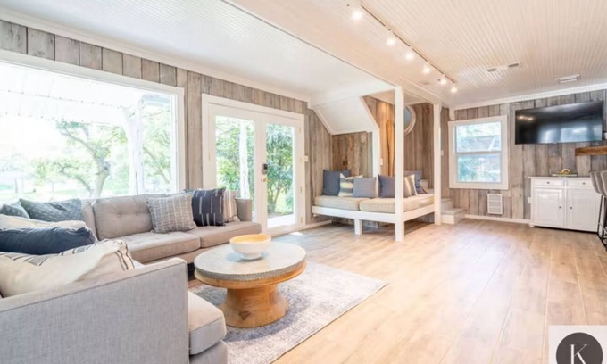 Seguin House | Waterfront Lakehouse in McQueeney with AC, WiFi… Sleeps up to 17