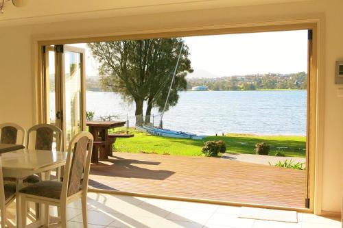 Primbee House | Idyllic Waterfront Lakeside Cottage in Primbee - Family Friendly