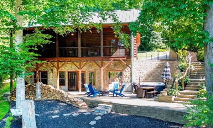 Lake Norman of Catawba Cabin | Idyllic Waterfront Log Cabin with Hot Tub & Kayaks