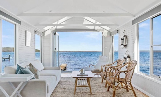 Wrights Beach House | Elegantly Designed Waterfront Residence Near Hyams Beach